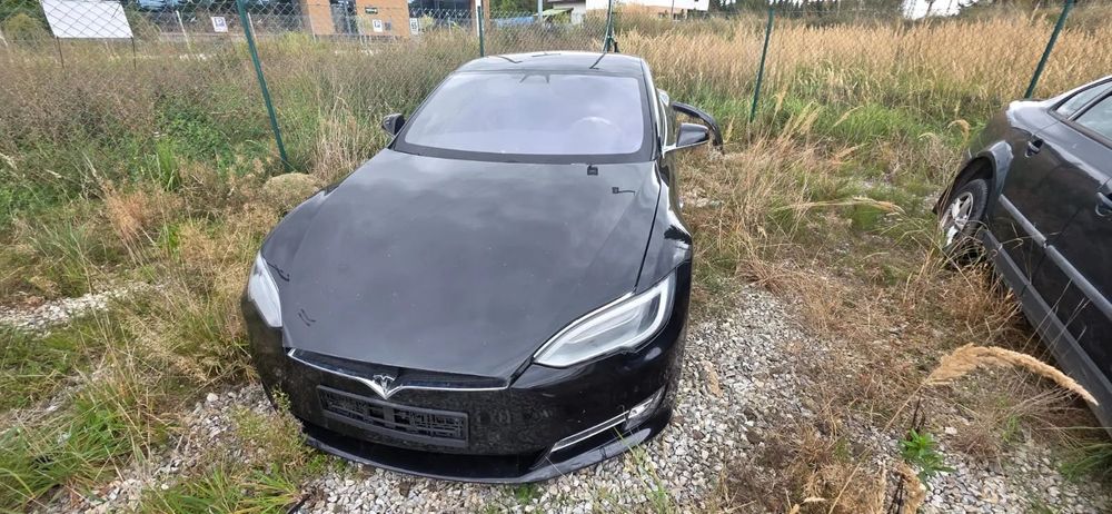 Tesla Model S Tesla Model S 2018 – uszkodzona, kompletna, po kolizji tylnej