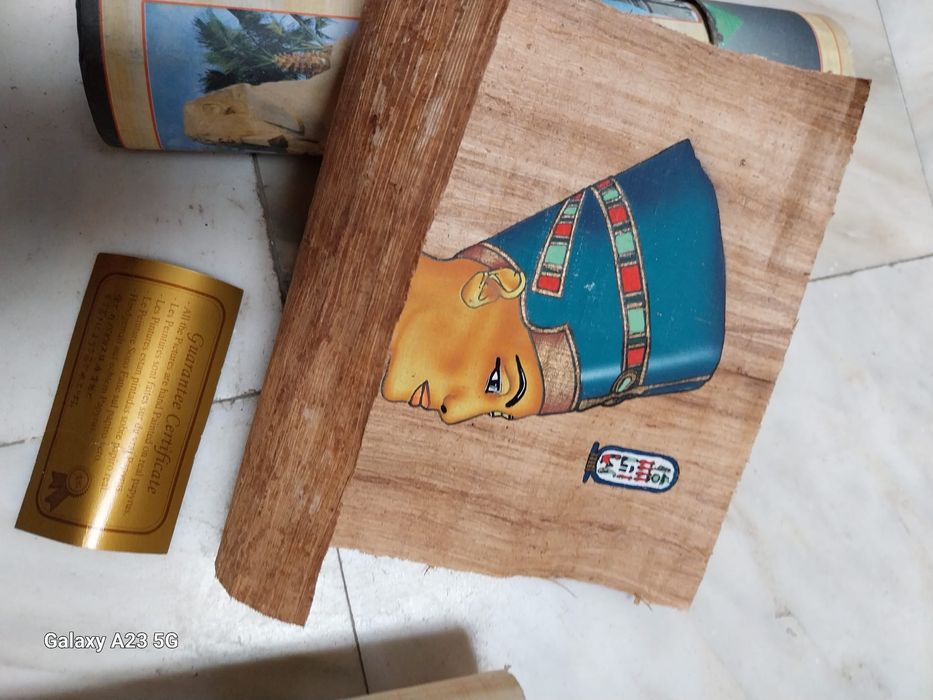 Pinturas de Faraó e de elementos naturais em papiro