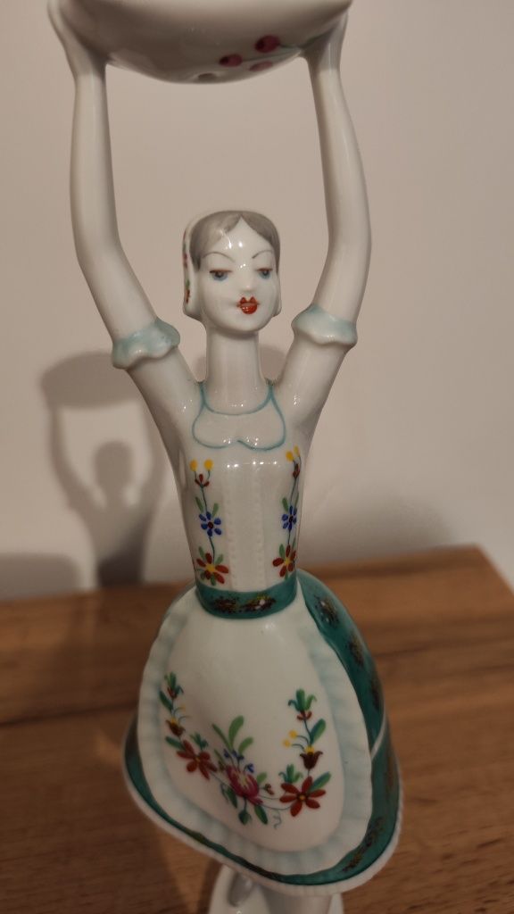 Hollohaza Figurka porcelana dziewczyna z poduszką