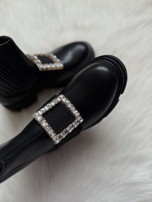 Czarne botki z klamrą eko skóra 38