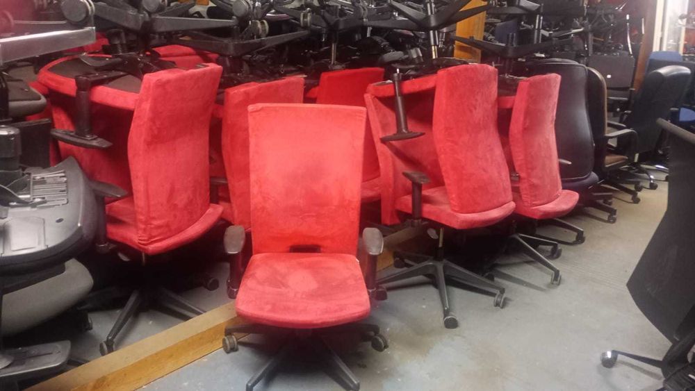 Fotel biurowy Profim czerwony fotele krzesła biurowe obrotowe do biur