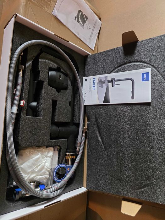 czarna bateria kuchenna marki CECIPA z wyciąganą wylewką.