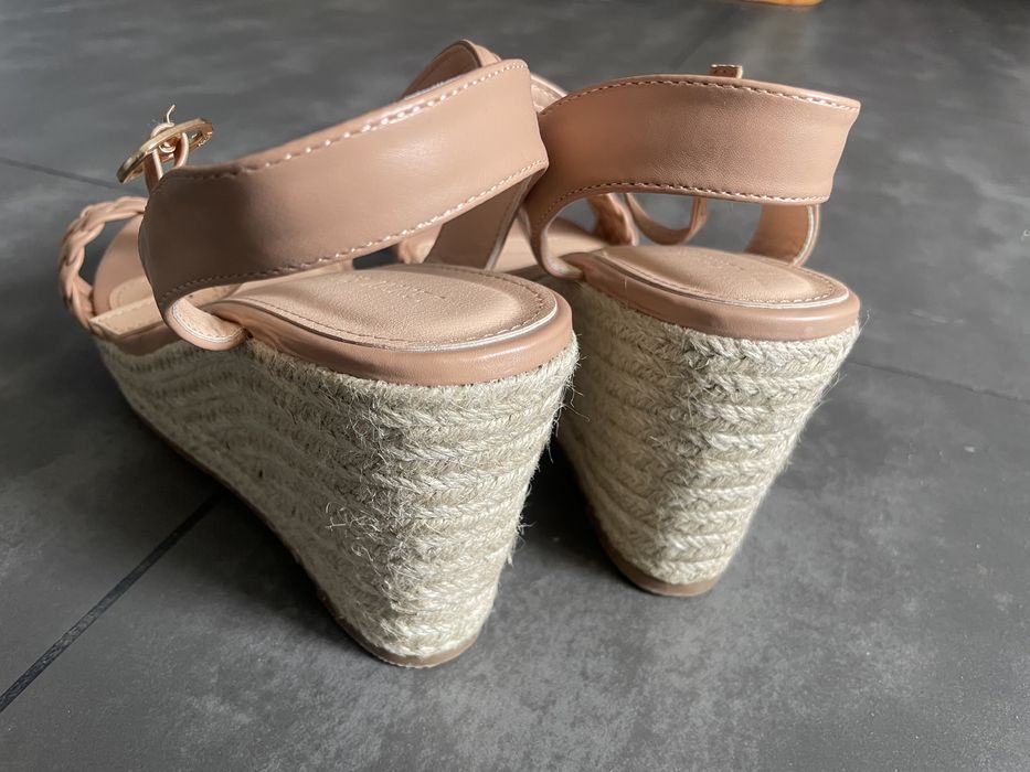 Босоніжки на платформі