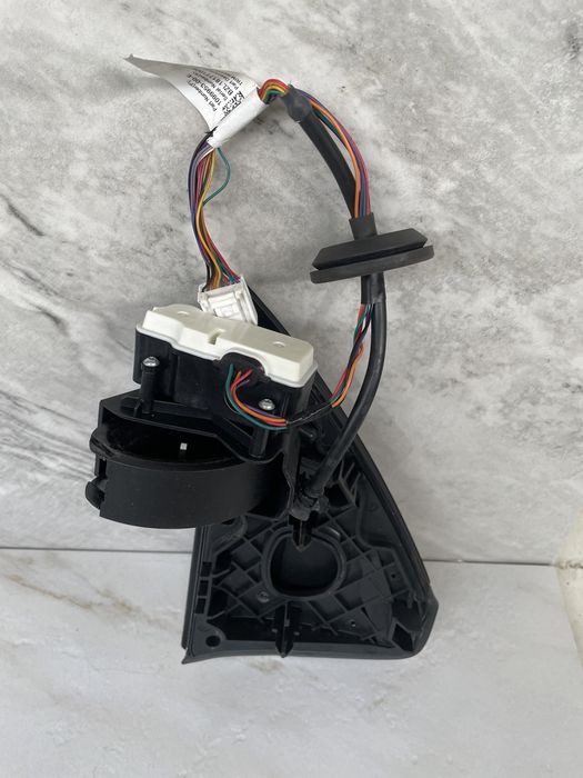 Лючок порту зарядки весь в зборі з моторчиком Tesla Model 3 оригінал.