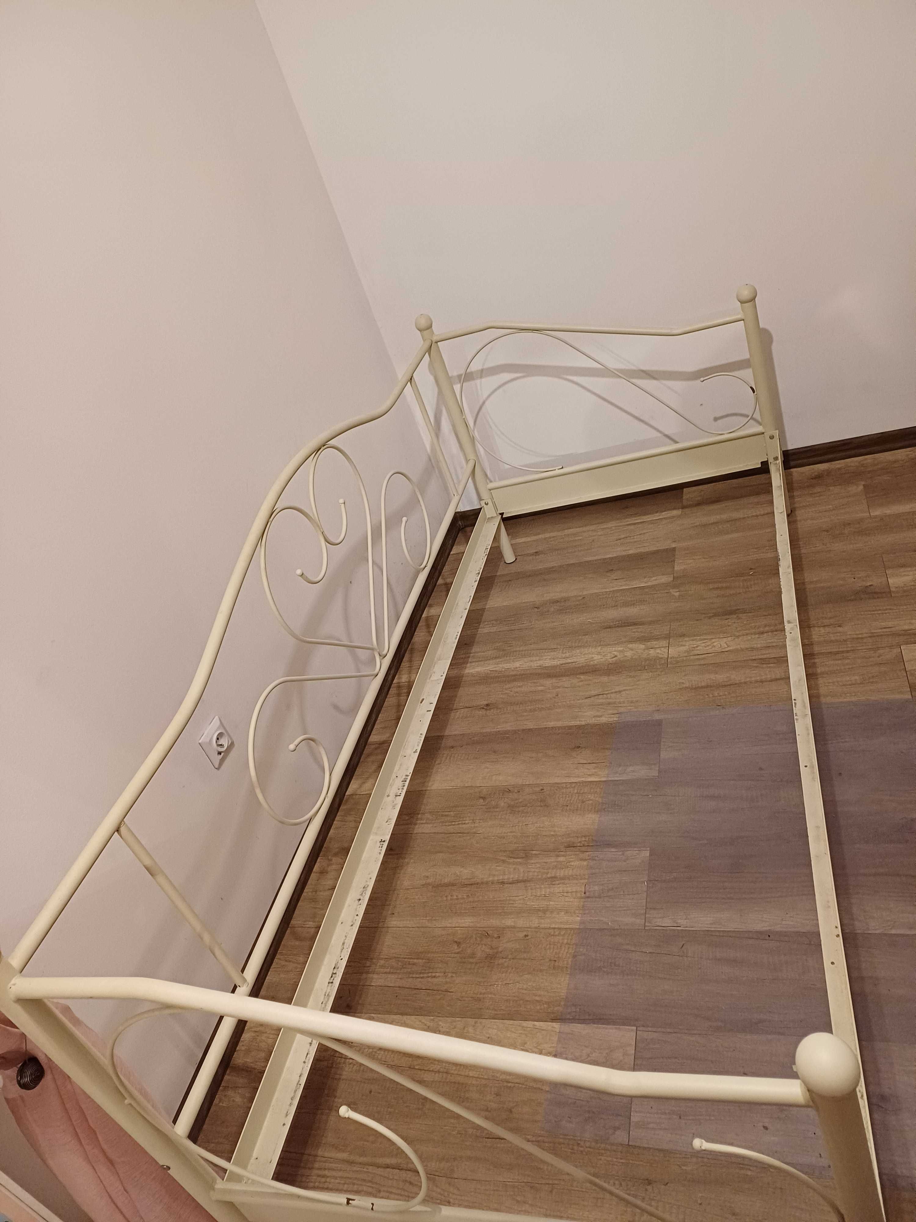 Łóżko młodzieżowe z materacem używane.