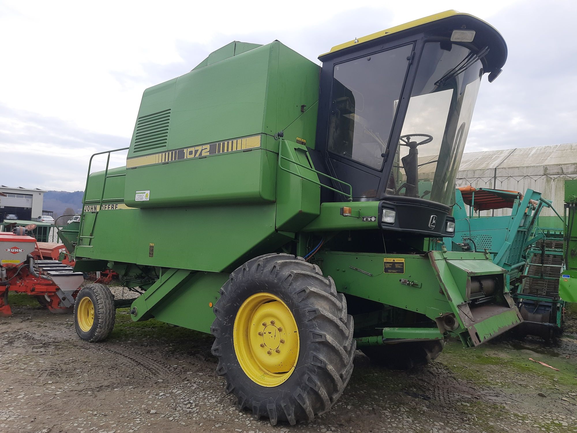 Kombajn zbożowy John Deere 1072 z Niemiec