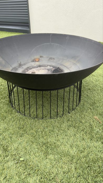 Lareira de exterior em metal preto-carvão