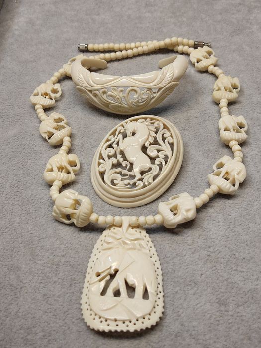 Naszyjnik z kości słoń ze słoniem