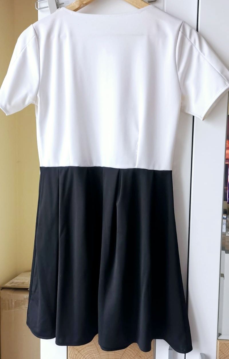 Biało-czarna sukienka z ozdobnym wisiorkiem, rozm S/M