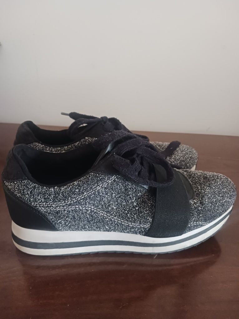 Sapatilhas cinza e preto Bershka, tamanho