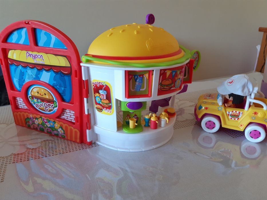 Hamburgueria Pinypon com carro