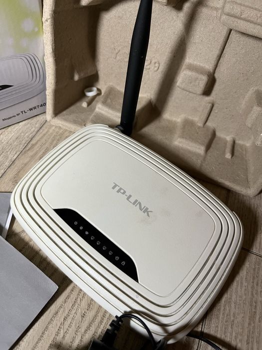 Wi-Fi роутер TP-LINK TL-WR740N. Роутер у коробці