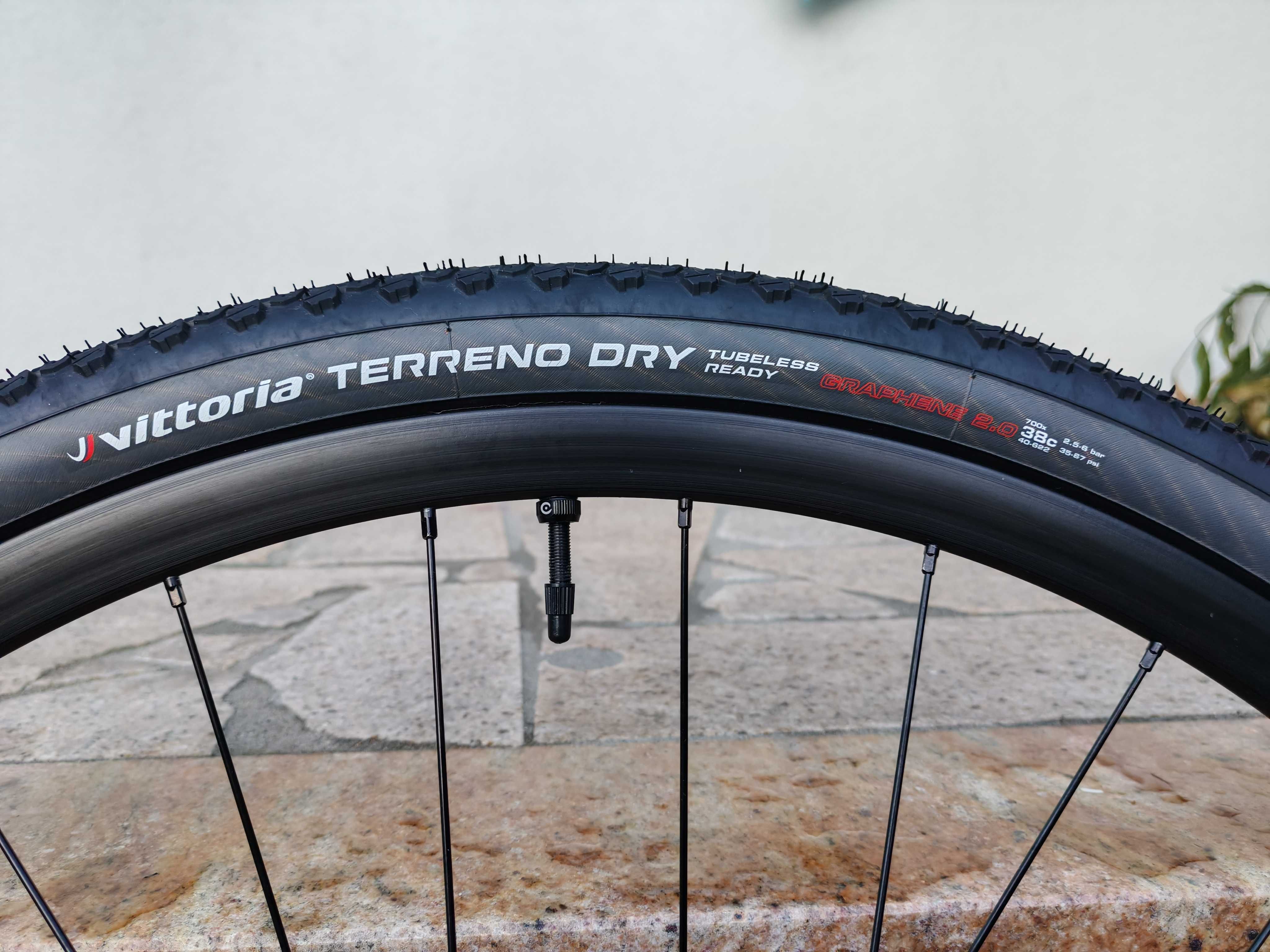 Koła Gravel: Devox Wheel RDS.A1, Sztywne Osie, 1950g, Tubless!