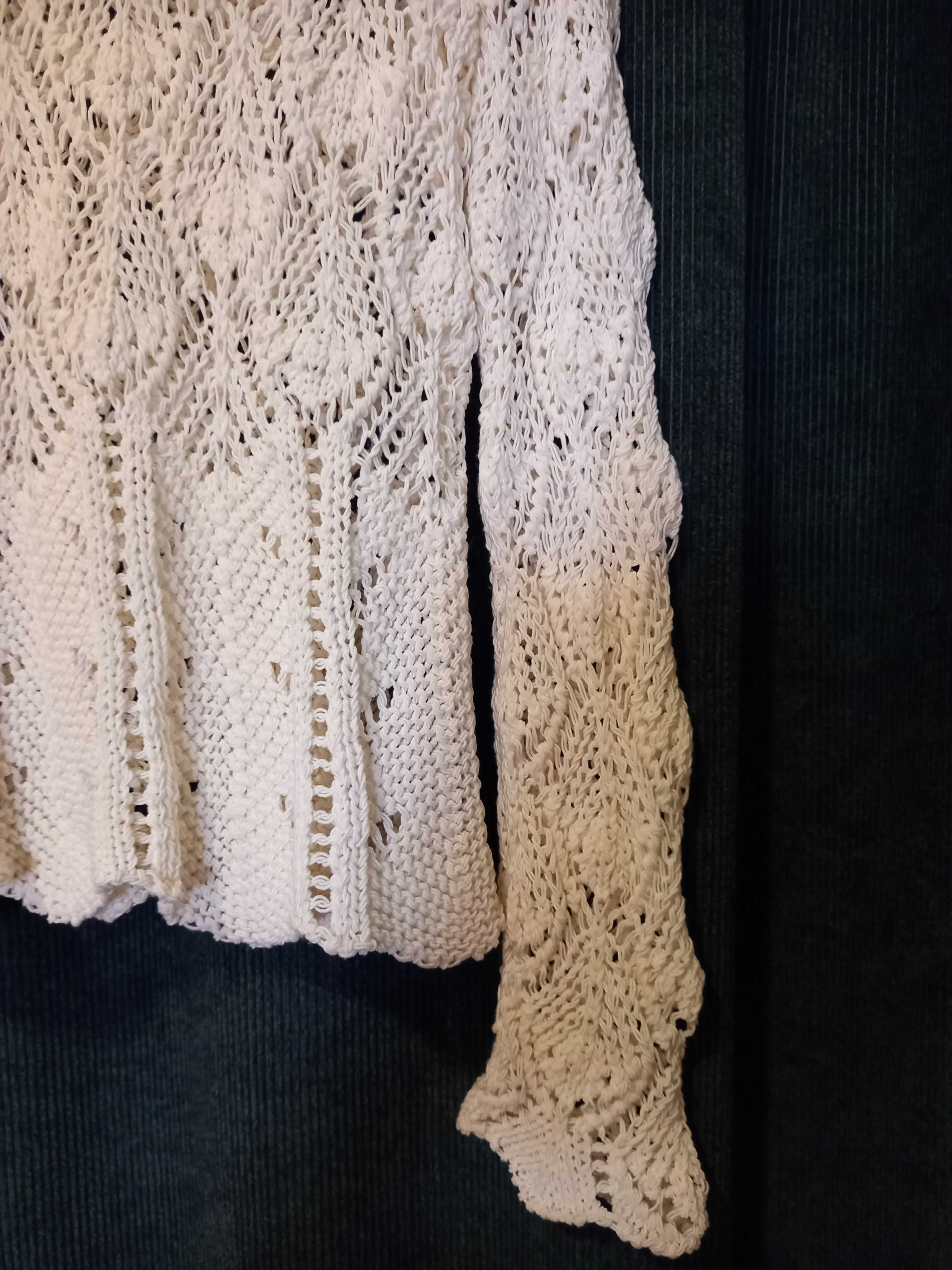 Camisola/ sweater de crochet em cru rendilhada