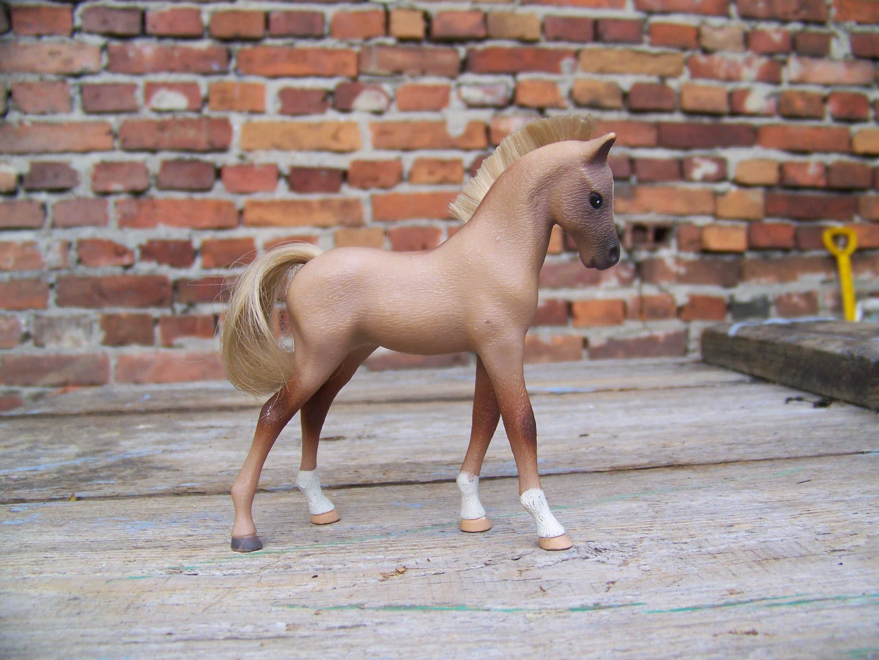 konik źrebak kolekcjonerski firmy Schleich