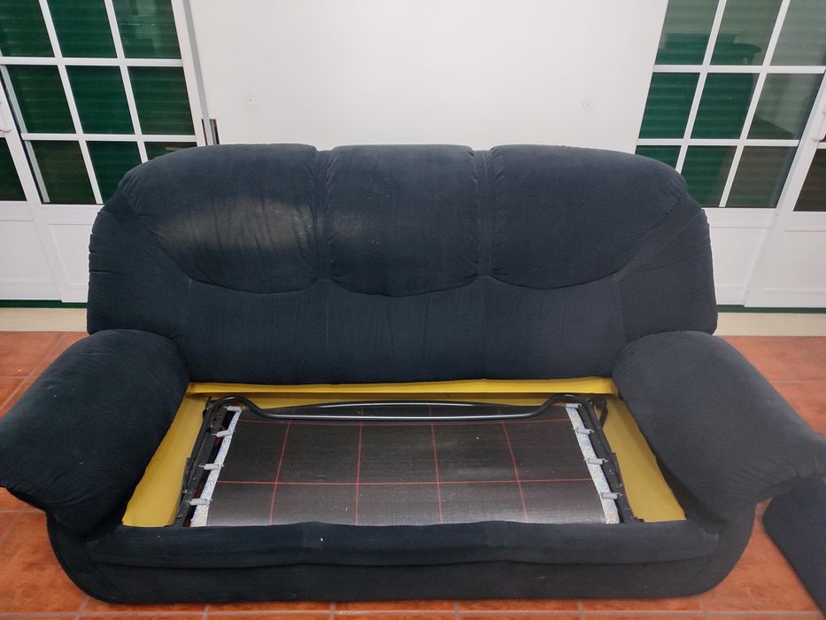 Sofás de veludo com almofadas