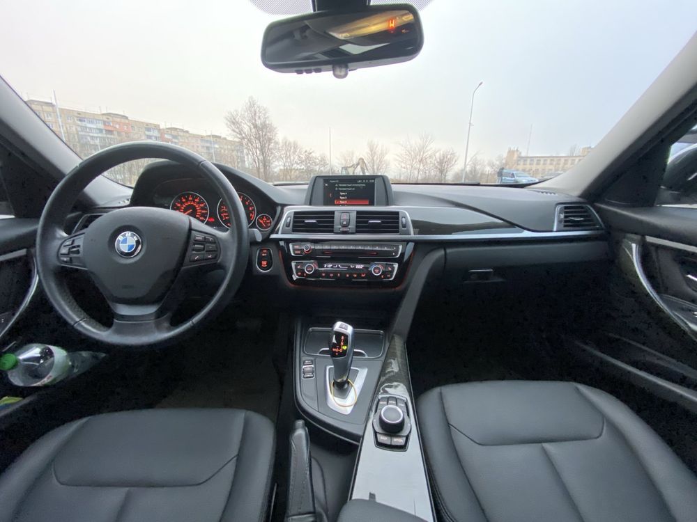 BMW 320i 2018 року