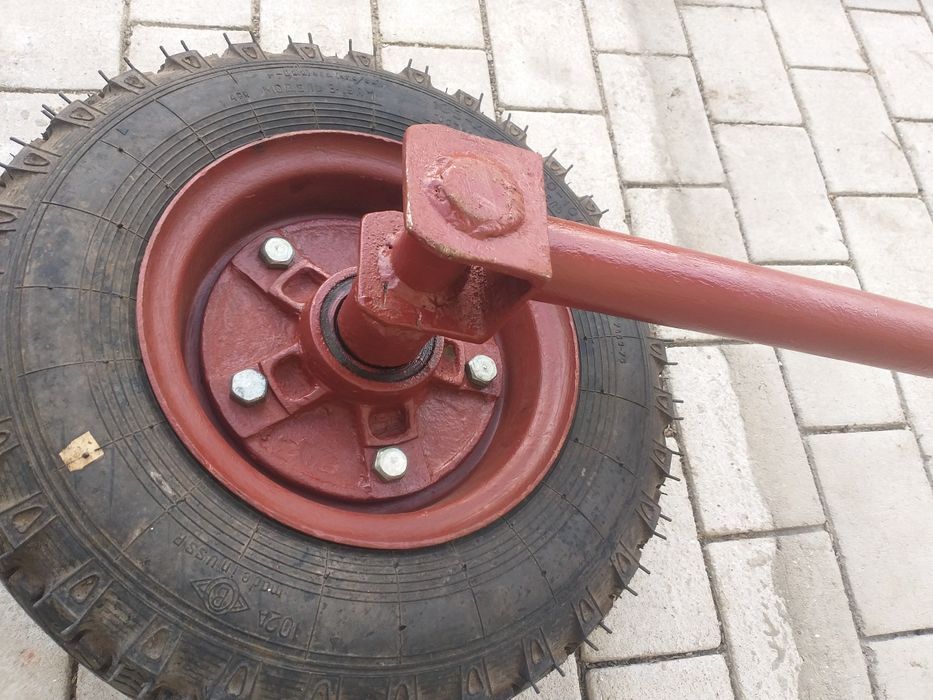 Опорні колеса 5.00.10, ціна за два, продаються парою.