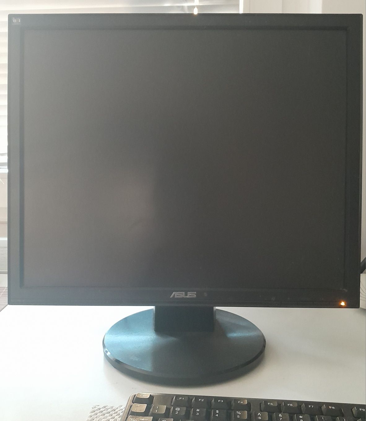 Monitor Asus 18 cali