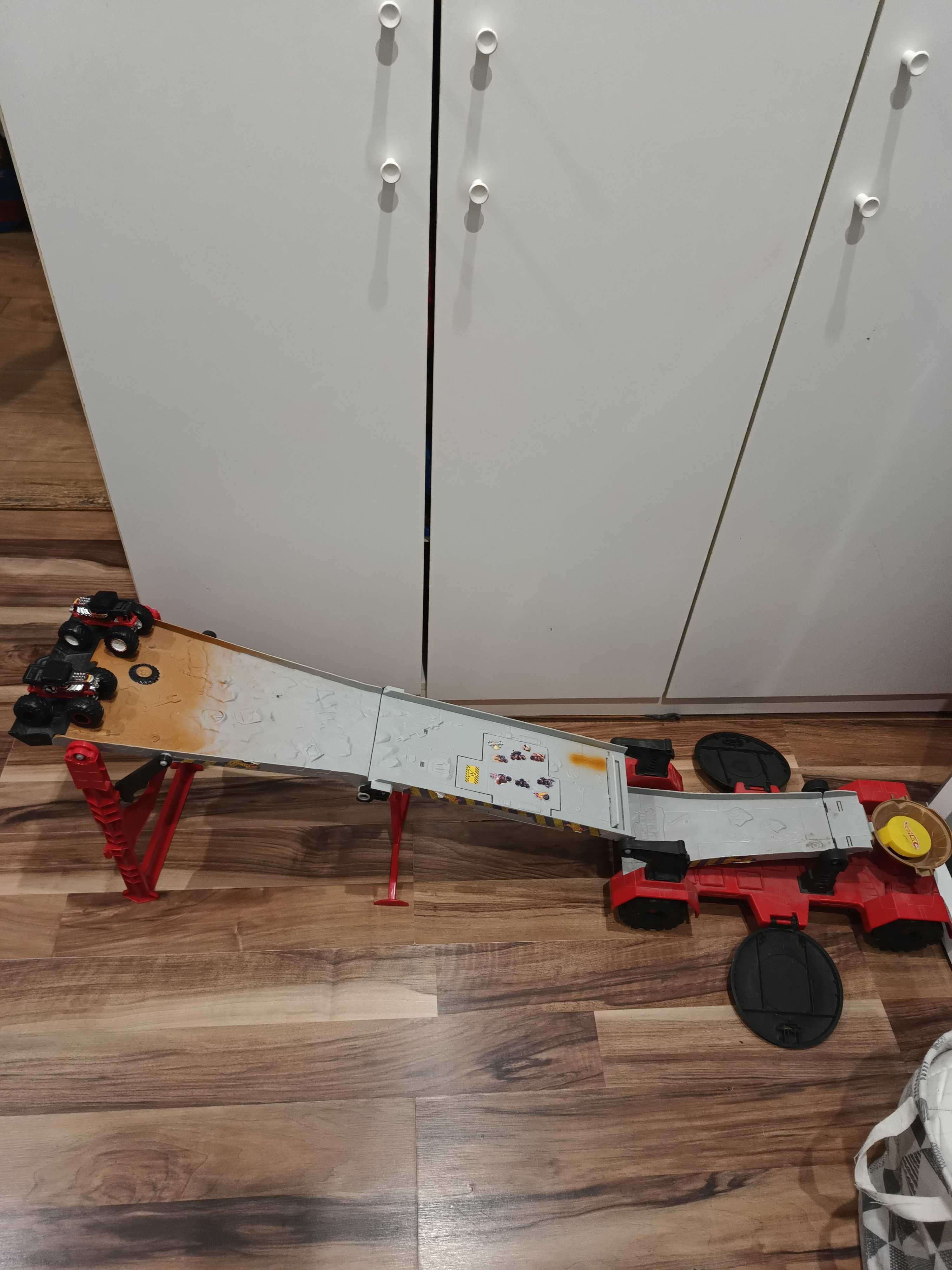 Hot wheels Monster Truck Mega naczepa z rampą
