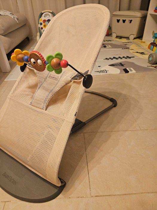 Leżaczek babybjorn z pałąkiem do zabawy