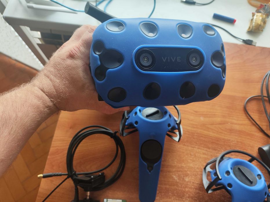 HTC VIVE Pro Starter kit + vive wireless adapter