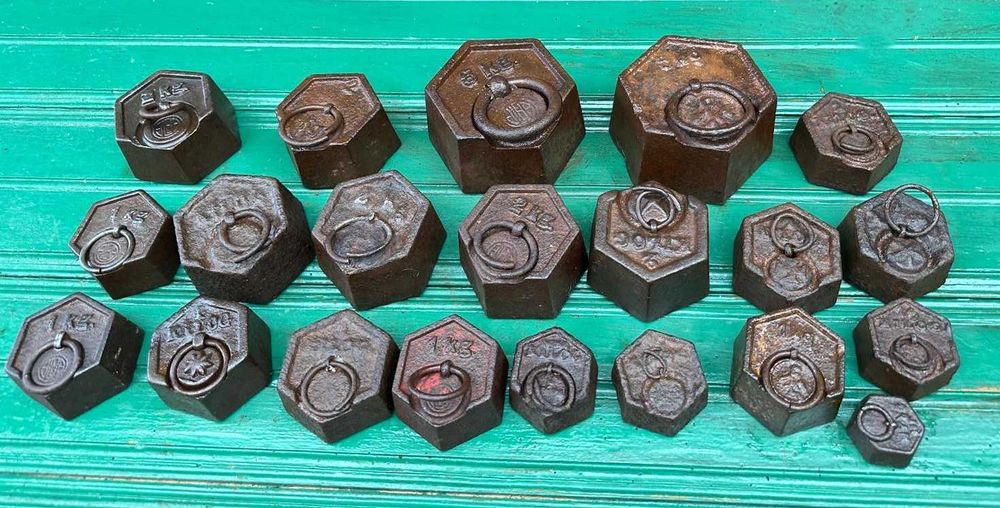 Pesos de balança antigos em ferro