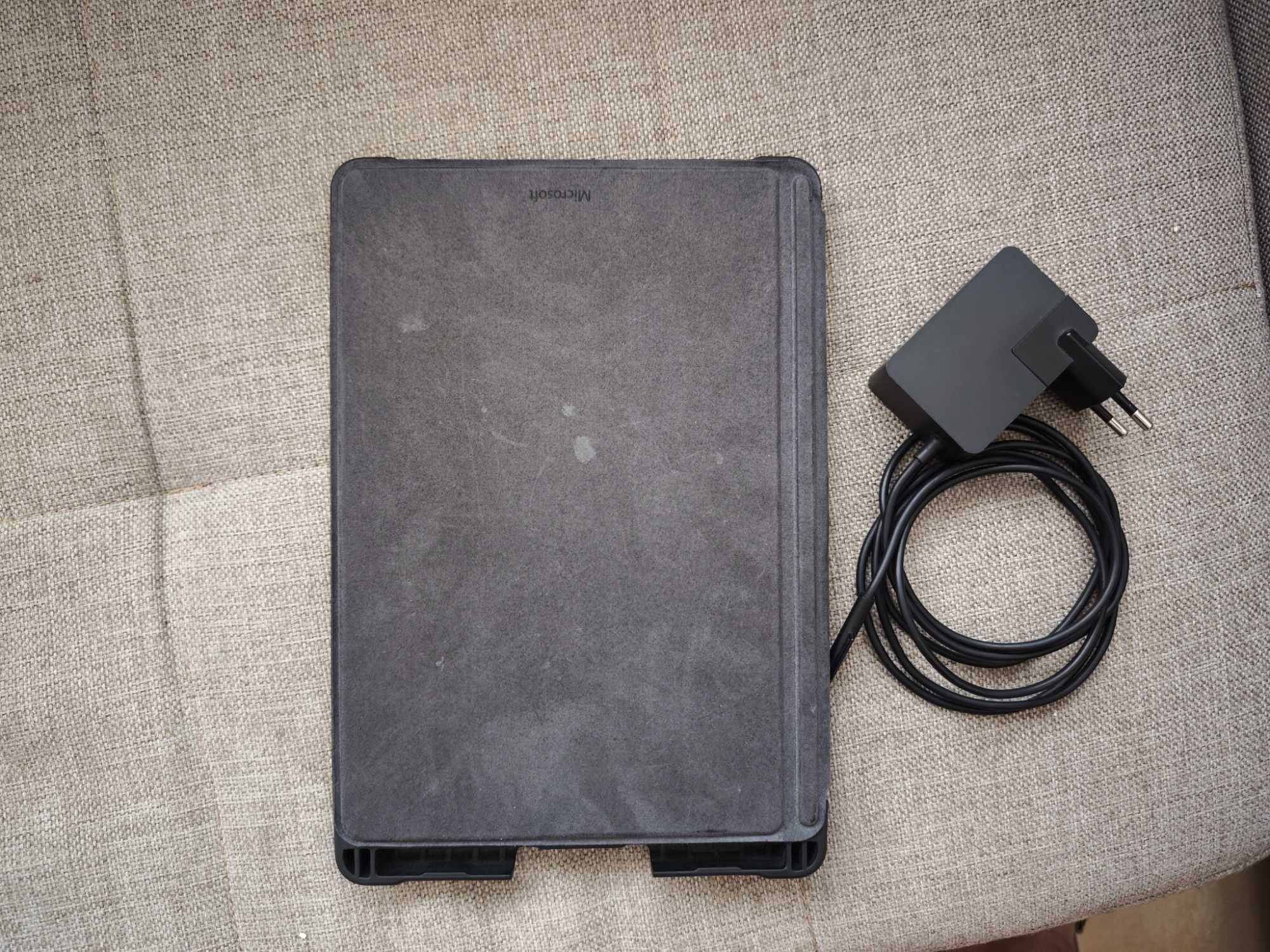 Tablet Microsoft Surface GO 1824 + etui z klawiaturą