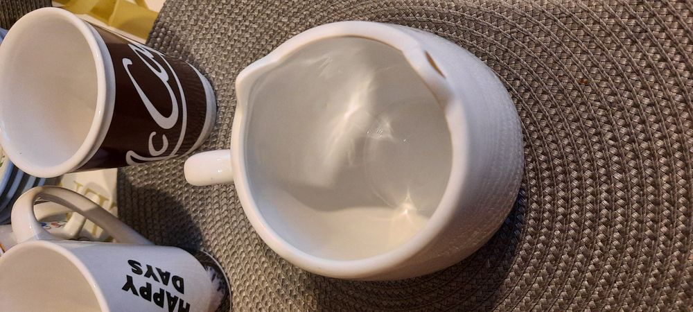 Biały złocony kubek kotek