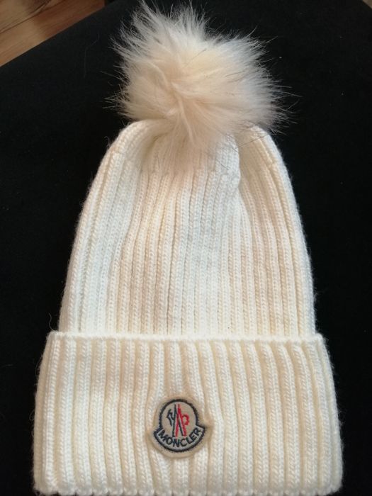 Piękna oryginalna czapka Moncler!