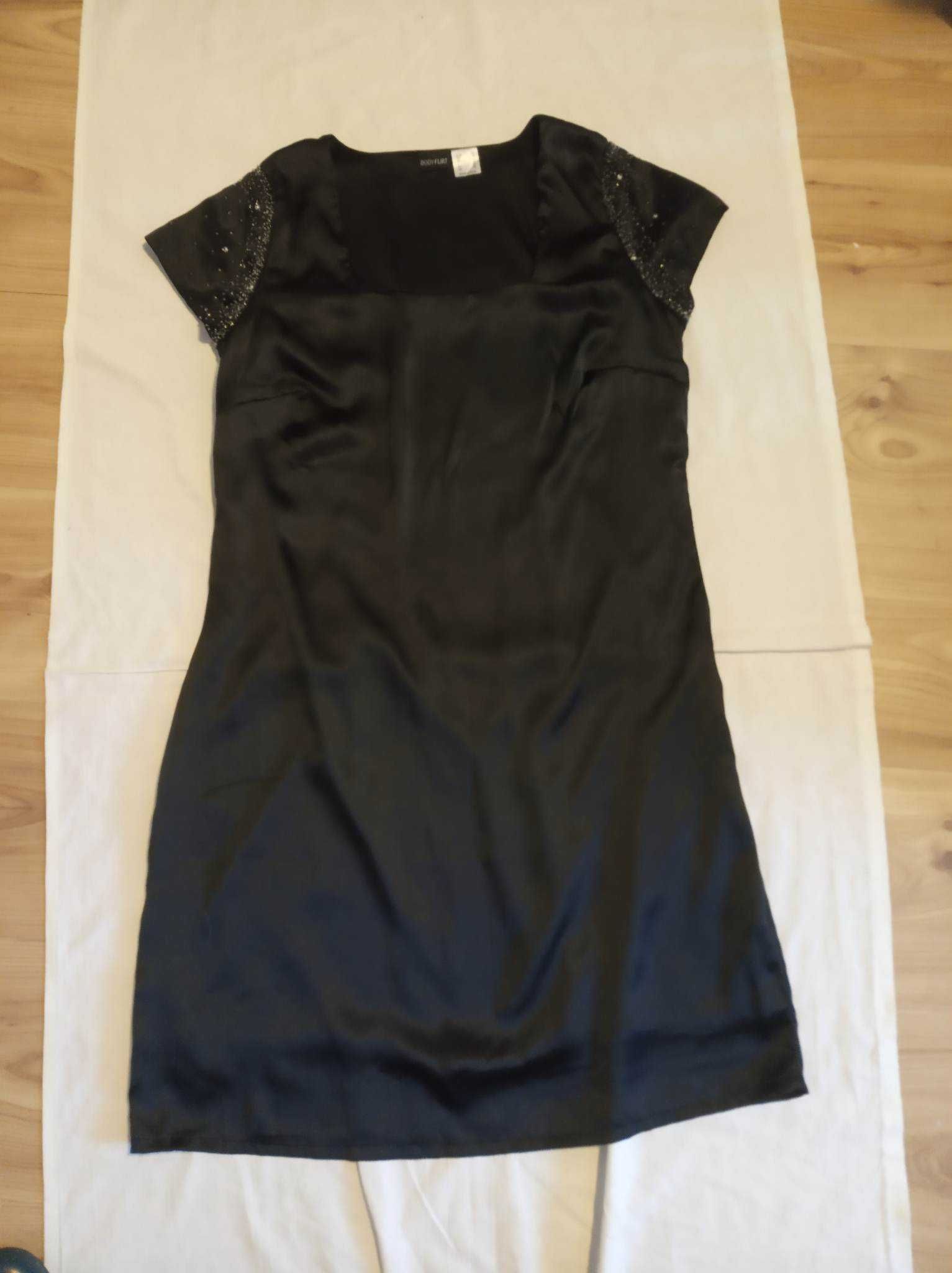 Czarna delikatna sukienka z ozdobnymi rękawami - L/XL - "Body flirt"