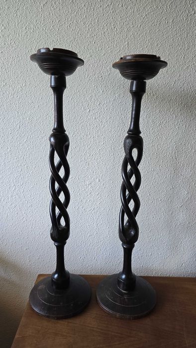 Cinzeiros Antigos em Pau Preto – Pé Alto com 60cm