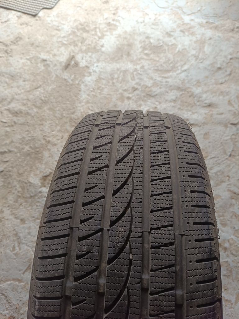 Резина зимня 215/50 R17