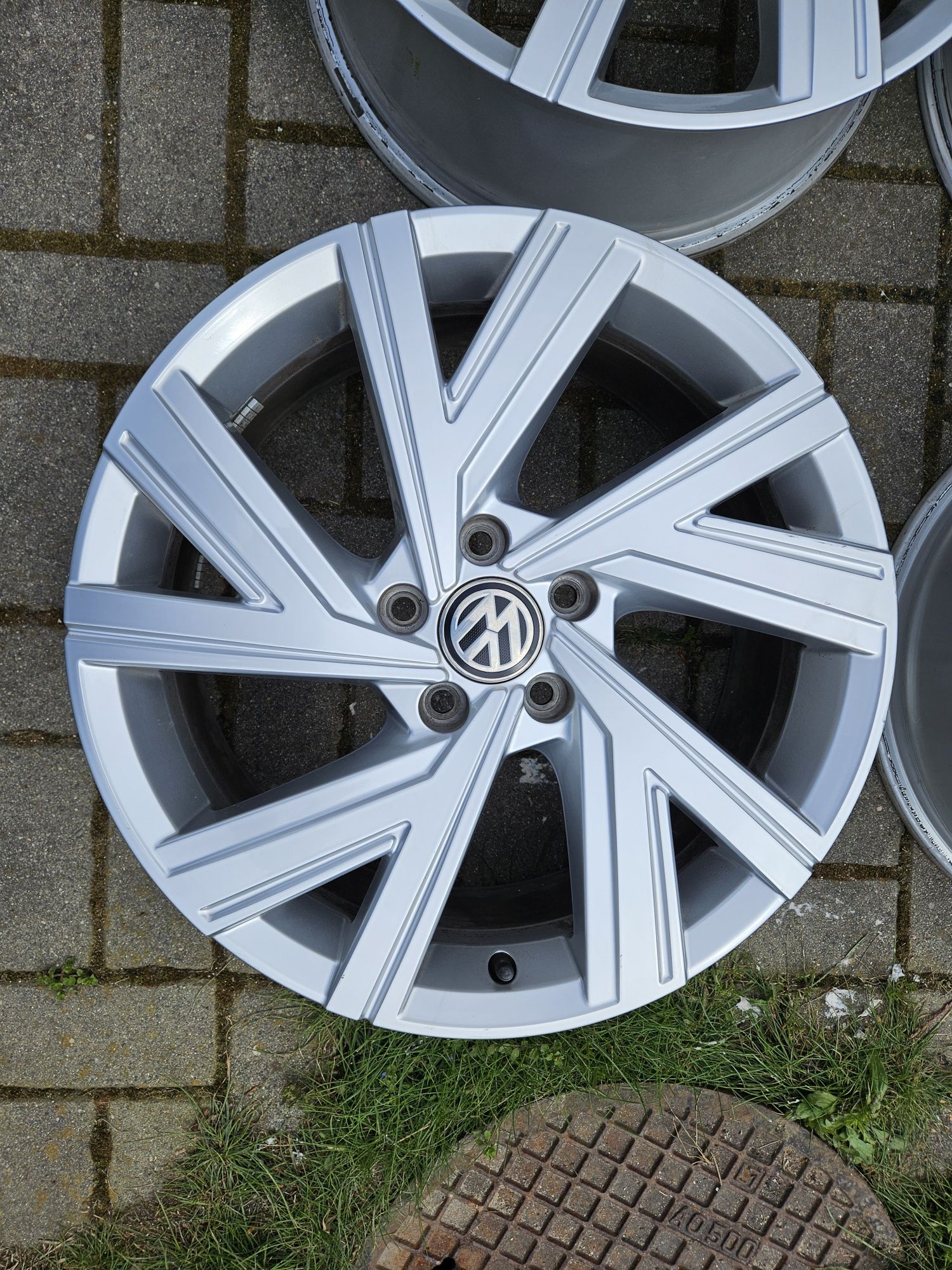 Oryginalne felgi VW Golf VII VIII 18" 7.5j et51 Bergamo