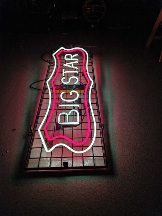 Neon ,reklama z lat 90-tych