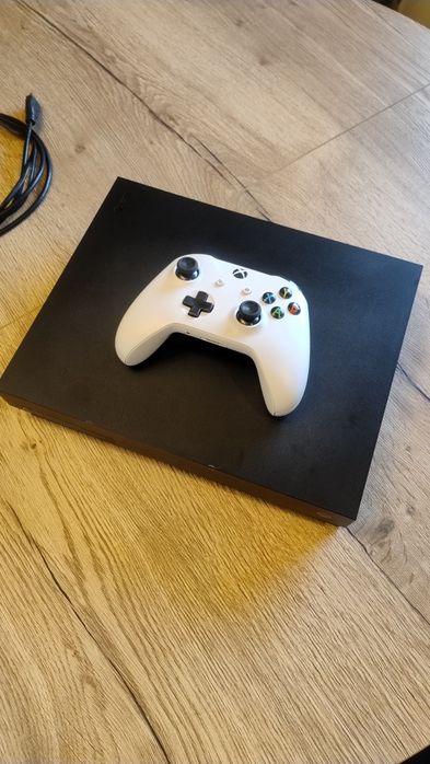 Xbox one x  4k 1tb pad + okablowanie