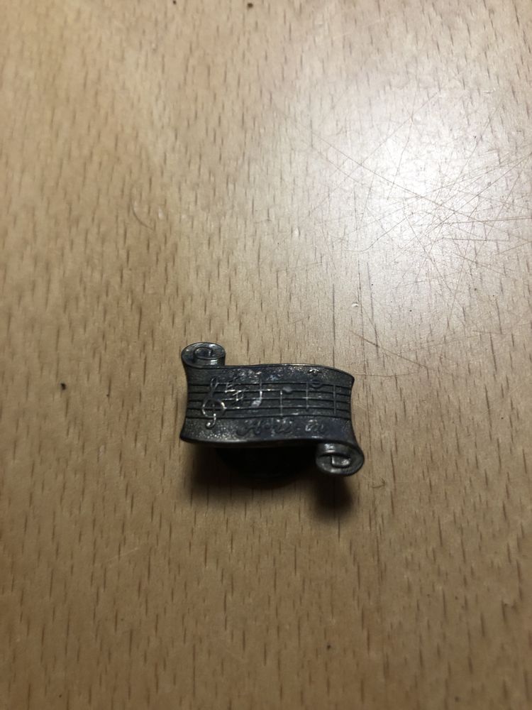Pin broszka srebrna pięciolinia z nutami kluczem A-ri-on