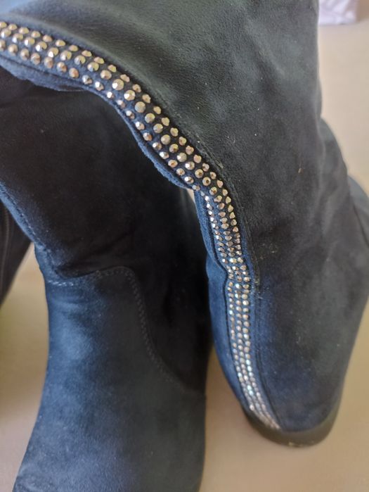 Sprzedam granatowe zamszowe kozaczki na koturnie.