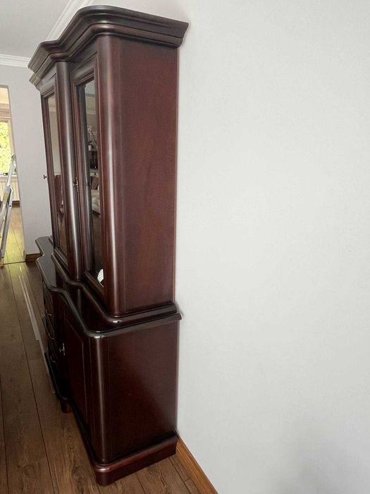 Kredens drewniany z podświetleniem wewnętrznym