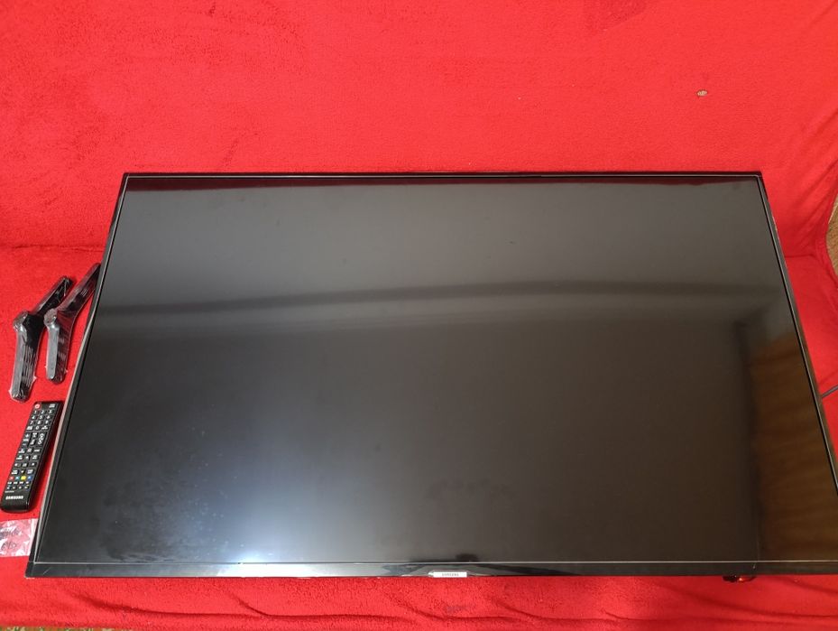 Продам телевизор Samsung UE50NU7002U