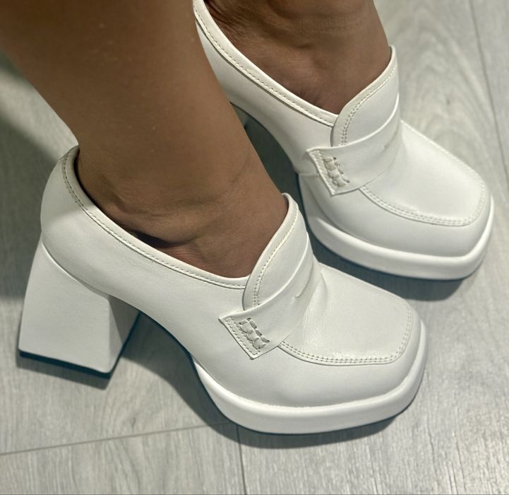 Білі туфлі на танкетці, 37 розмір