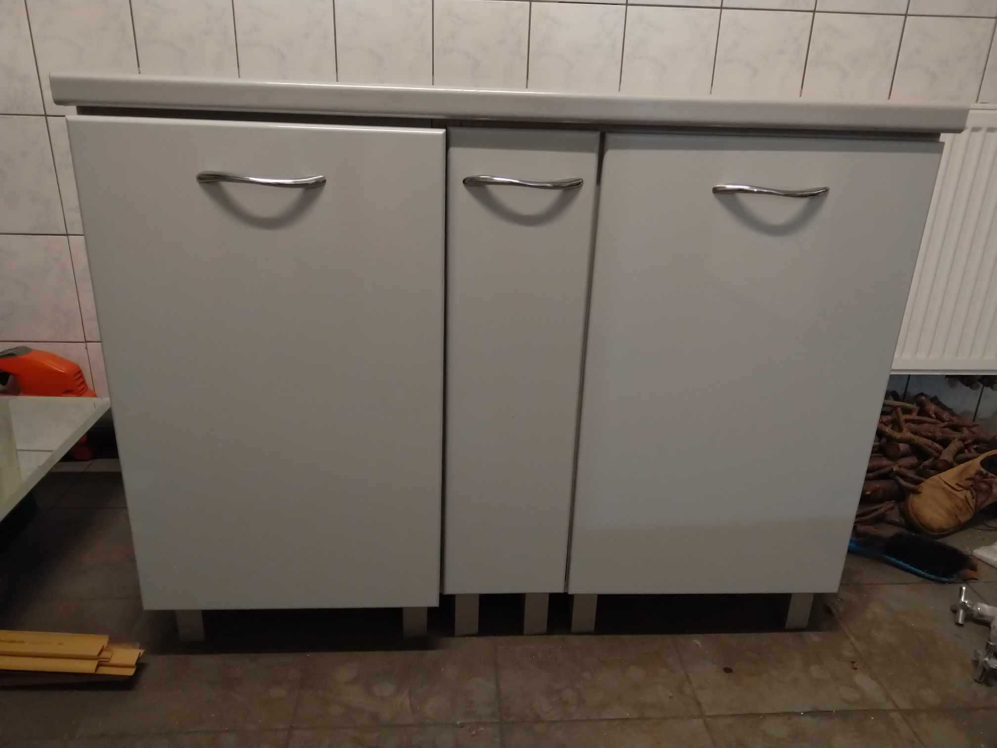 meble z łazienki: szafka ze zlewem, szafka z szufladami, kargo