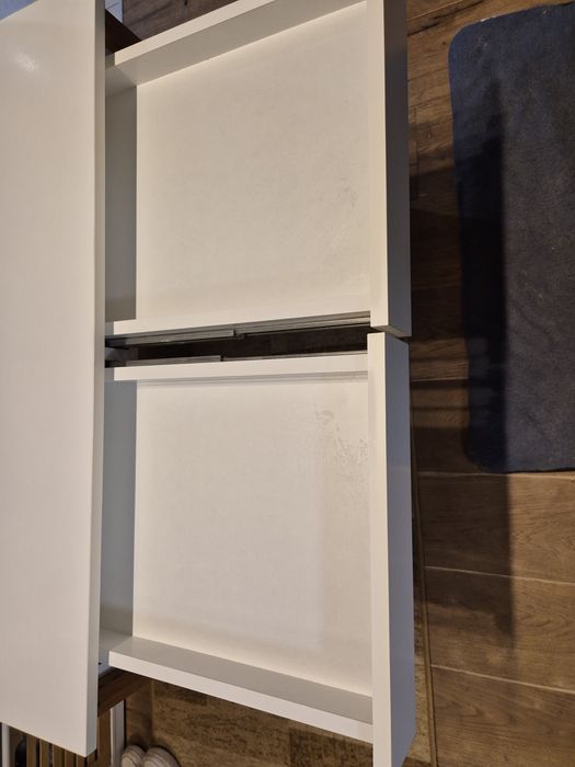 Biurko białe z dwoma szufladami.