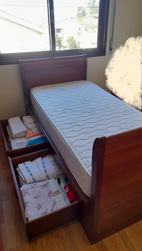 Cama de solteiro com estrado e colchão, mais 1 cobertor e 1 colcha.