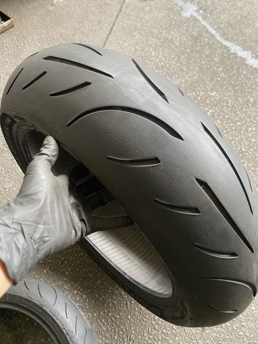 Pneus Mota 120/70/17 e 200/55/17 Metzeler Sportec M9 RR