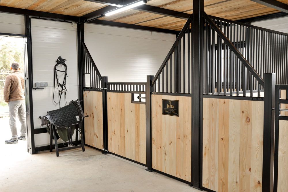 Boks dla konia, front boksu do stajni, boksy dla koni, stajnia fasada