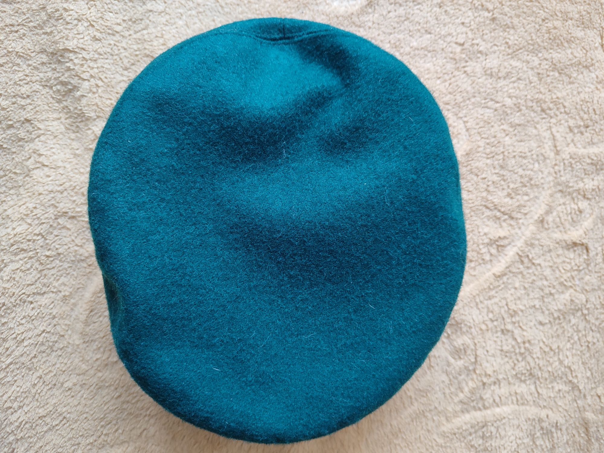 Beret harcerski w kolorze zielonym.