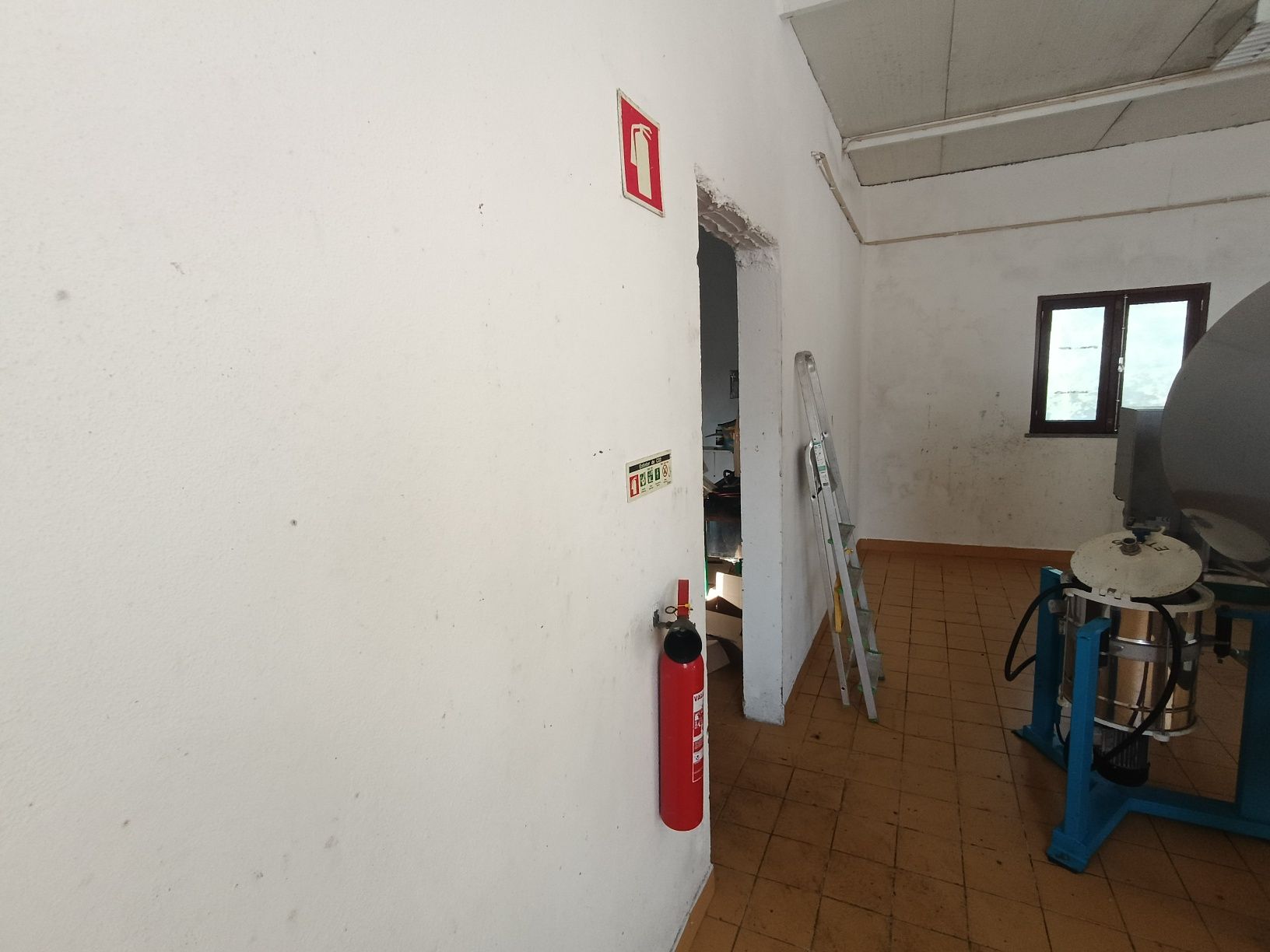 Vendo Armazém com terreno envolvente