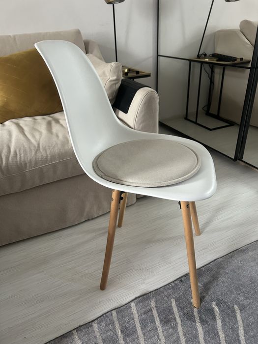 Krzeslo biale drewniane nogi