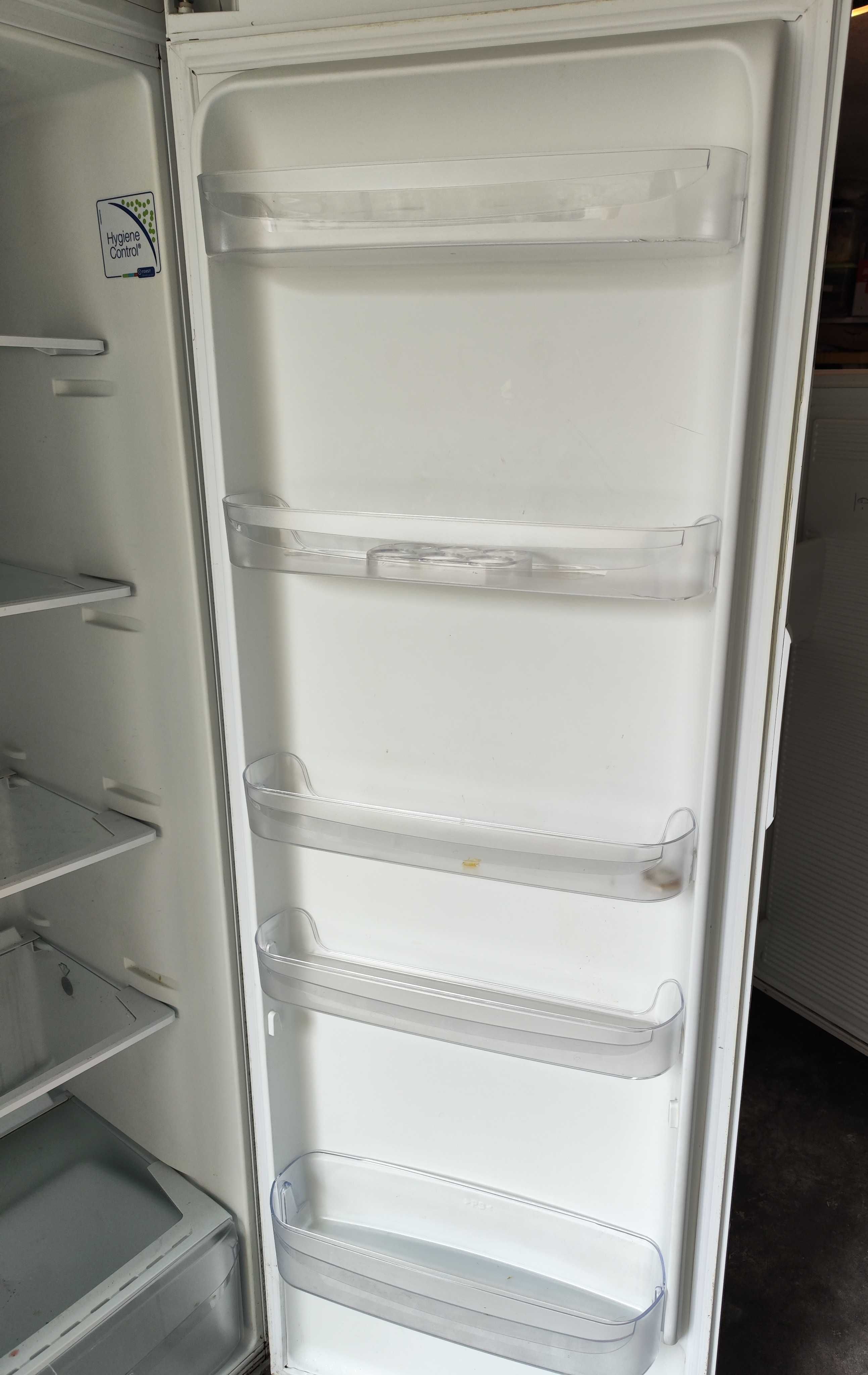 Frigorífico indesit em bom estado